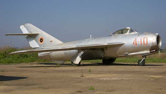 W 1962 r. z Chińskiej Republiki Ludowej albańskie lotnictwo otrzymało 8 samolotów myśliwskich F-5, będących licencyjną kopią sowieckich myśliwców MiG-17F. Wyróżniał je silnik wyposażony w dopalacz.
