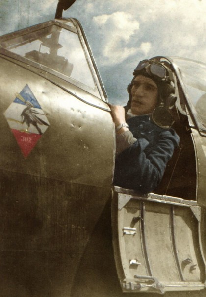 Kpr. pchor. Mieczysław Krysakowski, który służył w 302 Dywizjonie pod koniec wojny, od marca 1945 r. Doskonale widoczne godło jednostki i miejsce jego malowania na kadłubie samolotu. Pilot w kabinie Spitfire’a LF.XVI