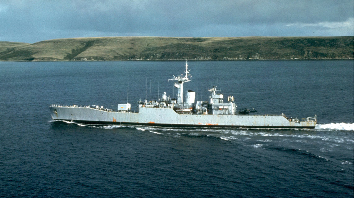 Fregata HMS Plymouth w 1982 r. w drodze na Falklandy.  Znak burtowy zamalowany, na lądowisku śmigłowiec Wasp.  Fot. Steve Johnson