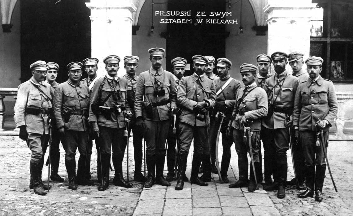 Sztab Pierwszej Kompanii Kadrowej w Kiecach w sierpniu 1914 r. - gen. Sosnkowski w okularach, po lewej od Piłsudskiego, w środku z brodą
