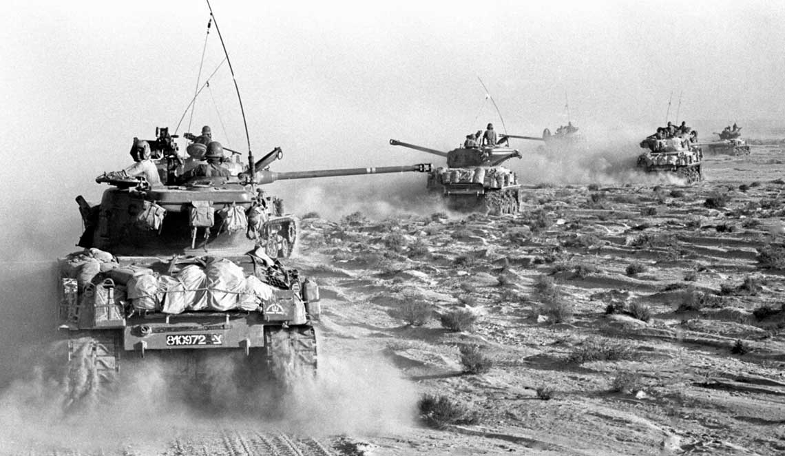 Wojna Sześciodniowa była błyskawiczna, pełna manewrów i dalekich rajdów – sześć bardzo krwawych dni. Na zdjęciu: czołgi Sherman w marszu przez pustynię. Izrael używał ich w wersjach Super Sherman z francuską długolufową armatą 75 mm i ISherman z armatą 105 mm.