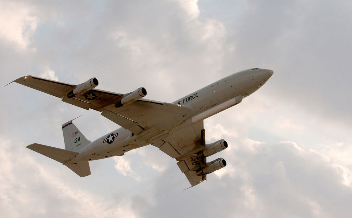 E-8C wyposazony jest w wielofunkcyjna, radiolokacyjne stacje skanowania elektronicznego AN/APY-7, ktora jest zamontowana w mierzacej 7,3 m dlugosci „wannie”podkadlubowej. Siedemnasty i ostatni seryjny samolot tego typu zostal odebrany przez Sily Powietrzne Stanow Zjednoczonych 23 marca 2005 r. Fot. USAF