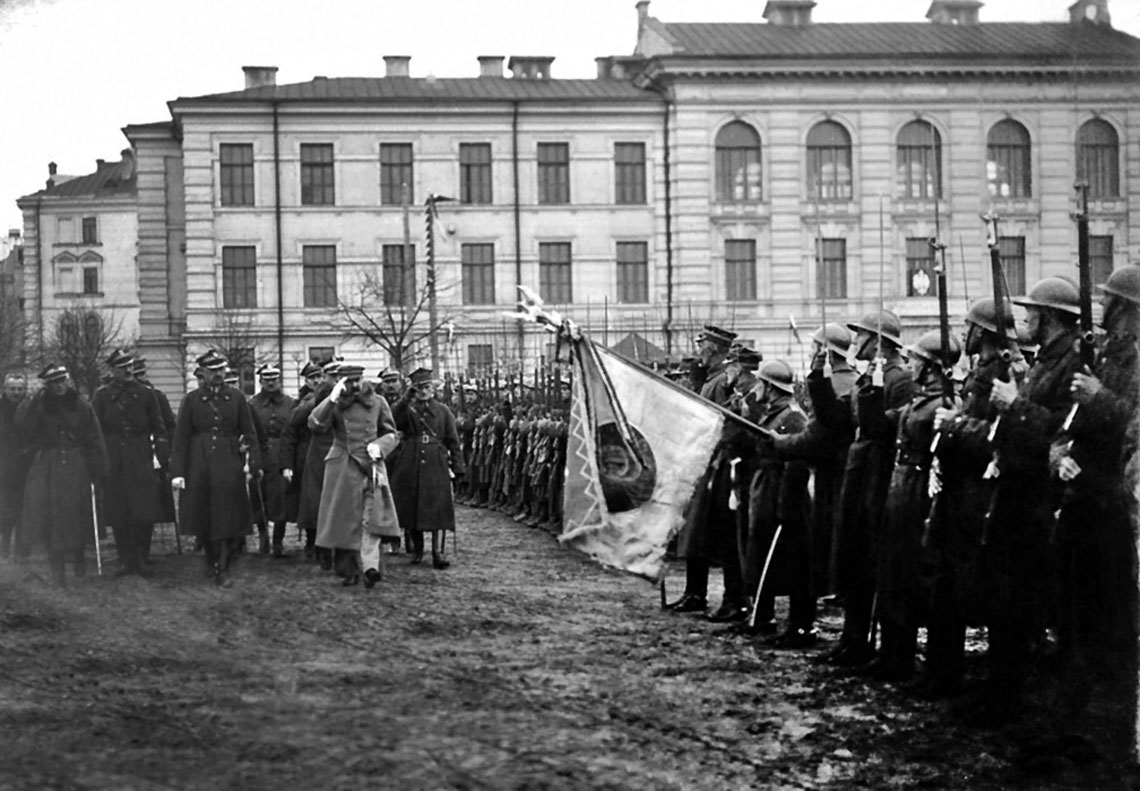 General Edward Smigly-Rydz prezentuje naczelnikowi panstwa Jozefowi Pilsudskiemu wojska, ktore wyzwolily Wilno w kwietniu 1919 r.
