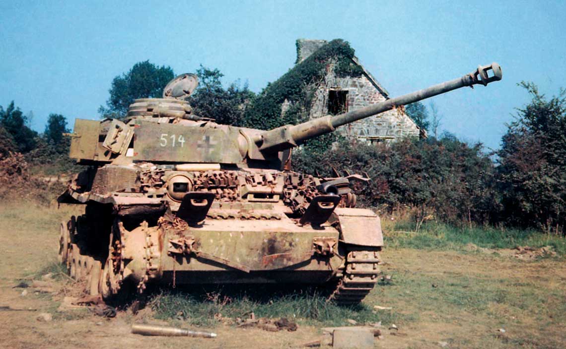 Koloryzowane wspolczesnie zdjecie zniszczonego niemieckiego czolgu Panzer IV, ktory pozostal po likwidacji kotla pod Falaise.
