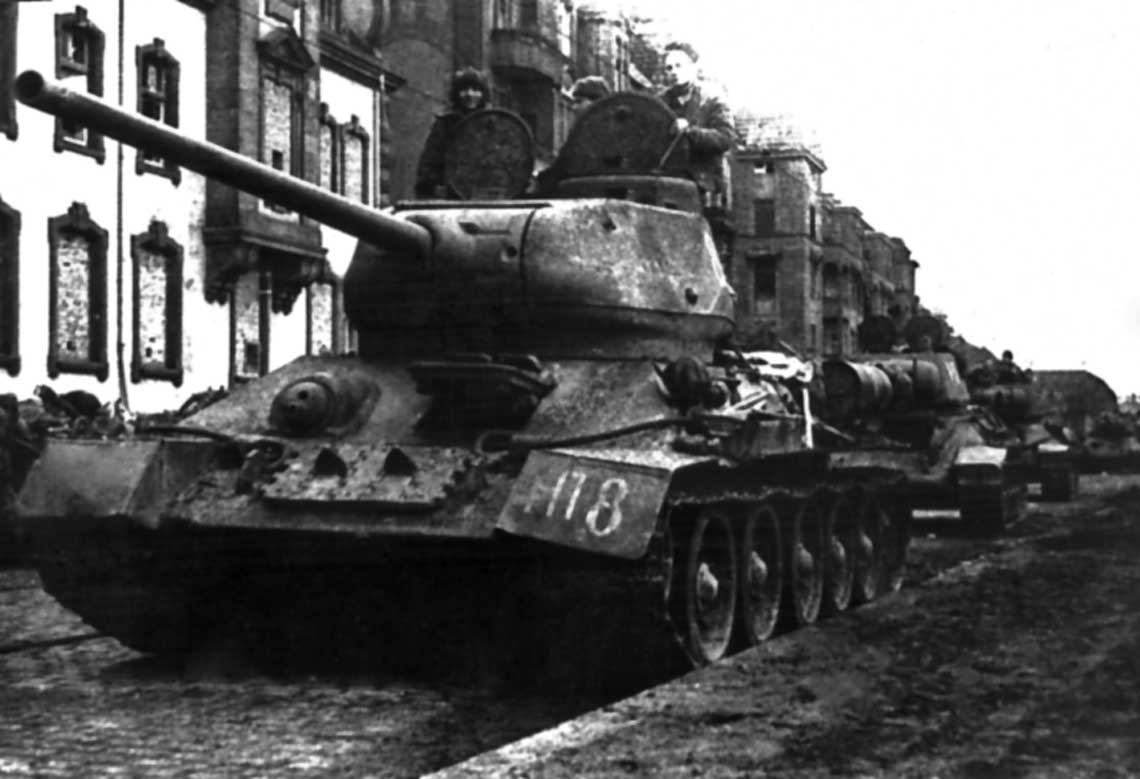 Czolgi srednie T-34-85 z sowieckiej 1. Brygady Pancernej Gwardii; Pomorze, 1945 r.