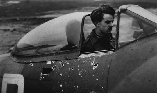 Leslie „Lucky” Luckhoff z 33. Sqn RAF w kokpicie swojego Tempesta uszkodzonego odłamkami przeciwlotniczego pocisku artyleryjskiego.
