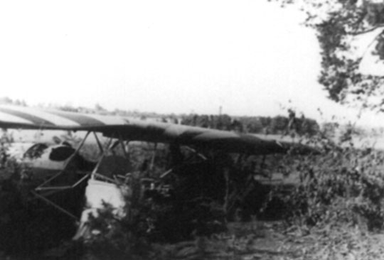 Zniszczony na ziemi lub zestrzelony polski samolot łącznikowy RWD-8. Jeden z takich samolotów 11 września 1939 r. zestrzelił Olt. Falck.