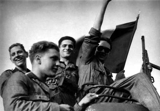 Młodzi włosi –ochotnicy do nowej armii Mussoliniego, która powstała do dalszej walki u boku niemieckiego sojusznika, nawet na odległym froncie wschodnim.