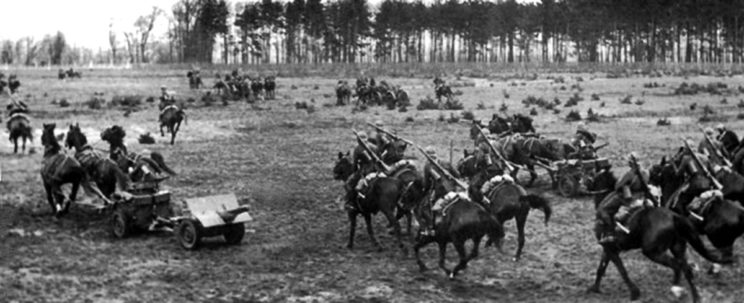 Pododdział przeciwpancerny brygady kawalerii w marszu. Jeśli polska kawaleria we wrześniu 1939 r. walczyła z niemieckimi czołgami, to właśnie tymi doskonałymi armatami Bofors kal. 37 mm (wytwarzanymi u nas na podstawie szwedzkiej licencji), a nie szabelkami…
