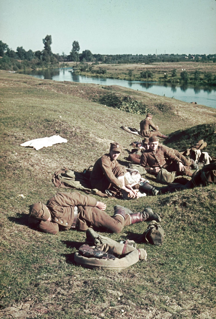 Polska piechota w czasie odpoczynku. Zdjęcie przypuszczalnie wykonano przed wybuchem wojny polsko-niemieckiej 1939 r. (zdjęcie koloryzowane współcześnie).