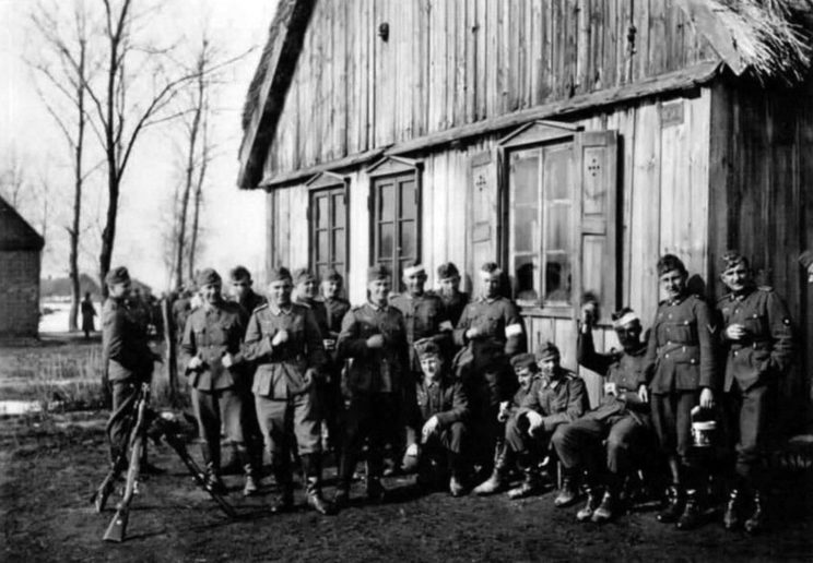 Niemieccy żołnierze w trakcie krótkiego odpoczynku na przedmieściach Piotrkowa Trybunalskiego. Jak widać, są zadowoleni z rezultatów pierwszych dni walk. Potem nie będzie już tak dobrze…
