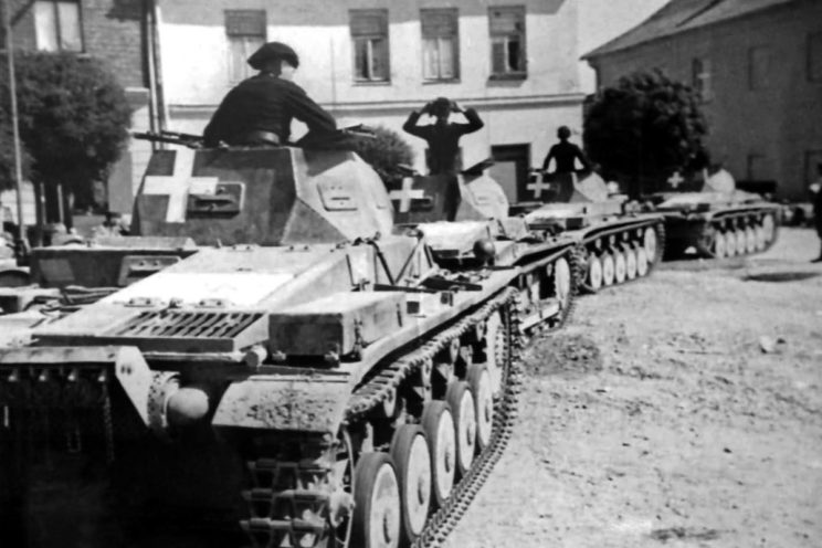 Czołgi Panzer II z 10. Armii w jednym z polskich miast. To właśnie ona prowadziła główne uderzenie w kierunku na Warszawę, będąc najsilniejszym niemieckim związkiem operacyjnym w Polsce.