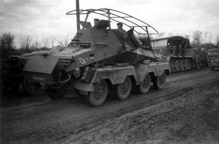 Ciężki kołowy transporter dowodzenia jednostkami rozpoznawczymi SdKfz 263, należący do 8. Batalionu Rozpoznawczego wchodzącego w skład 3. Dywizji Lekkiej.