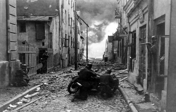 Niemieccy piechurzy zmotoryzowani z 4. Dywizji Pancernej (XVI Korpus Zmotoryzowany, 10. Armia) w czasie walk na ulicach w Sochaczewie, połowa września 1939 r.