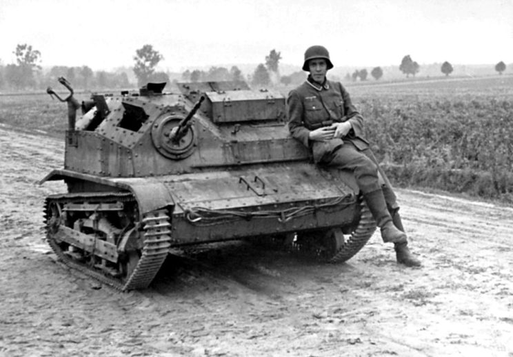 Porzucona, uszkodzona tankietka TKS. Niemal każda polska dywizja piechoty i brygada kawalerii miały kompanię złożoną z 13 wozów tego typu. Brygada Kawalerii miała ponadto 8 samochodów pancernych.