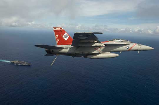 7 września 2007 r. – F/A-18F z dywizjonu VFA-102 „Diamondbacks” podchodzi do lądowania na lotniskowcu USS Kitty Hawk na wodach Zatoki Bengalskiej.