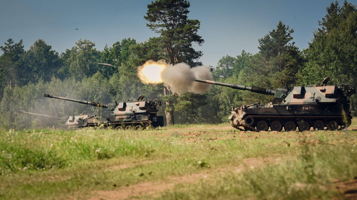 Polscy artylerzyści od grudnia 2016 r. wykorzystują podczas strzelań szkoleniowych ze 155 mm armatohaubic samobieżnych Krab wyłącznie amunicję dostarczoną przez Zakłady Metalowe DEZAMET S.A. Jej rosnące dostawy pozwolą nie tylko na prowadzenie intensywnego szkolenia, ale także tworzenie zapasów. Na mniejszym zdjęciu: pociski OFd MKM, zapalnik KZ984, zapłonnik i zestaw modułowych ładunków miotających 6×TC-F (maksymalny).