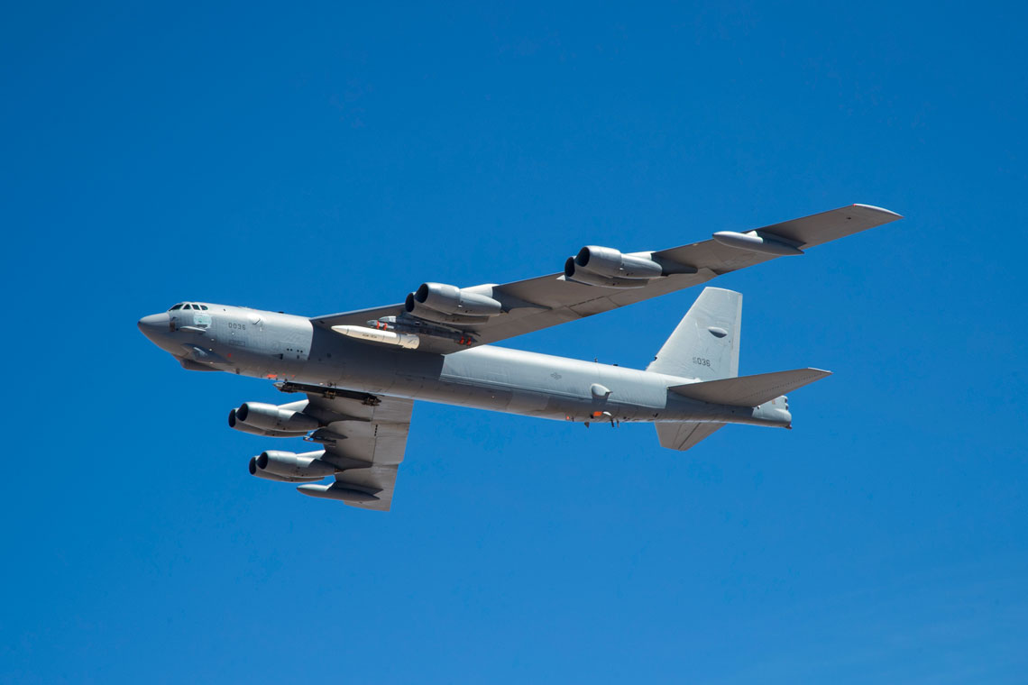 Samolot B-52H podczas lotu testowego 13 czerwca 2019 r. z AGM-183A ARRW. Była to „telemetryczna” wersja pocisku, który nie przenosił hipersonicznego pojazdu szybującego.