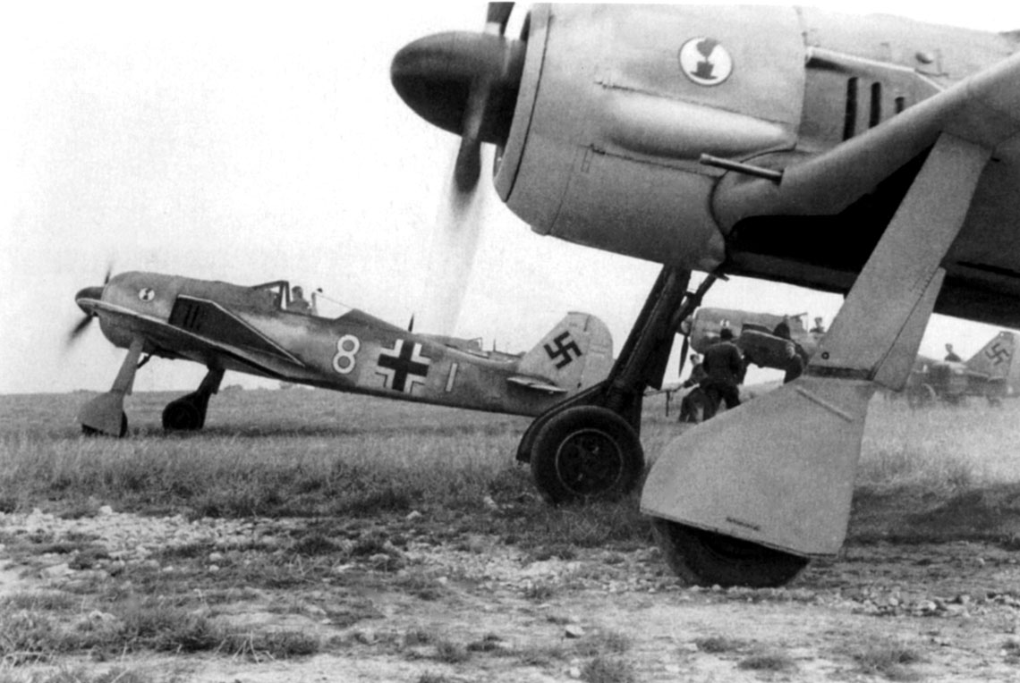 Samoloty myśliwskie Fw 190 A-2 należące do 7./JG 2 podczas alarmowego startu, samolot „biała 8” pilotuje Lt. Jacob Augustin.