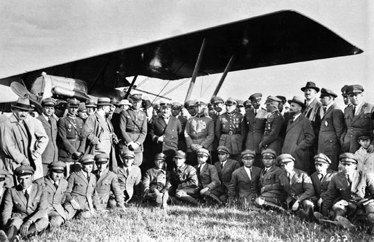 Wizyta polskich lotników na czele z dowódcą lotnictwa pułkownikiem (od 1934 r. – generałem brygady) inżynierem pilotem Ludomiłem Rayskim w Bułgarii; Sofia, lotnisko Bożuriszte, 1928 r.