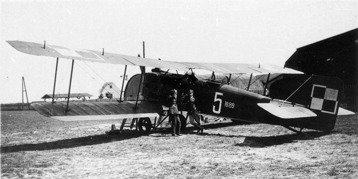 Samolot Bréguet XIV (nr CWL 10.89, nr boczny 5). Tuż po zakończeniu zbrojnego kształtowania granic II RP był wykorzystywany w 12. Eskadrze Wywiadowczej.