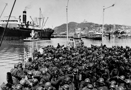Włoska inwazja na Albanię zaczęła się wcześnie rano 7 kwietnia 1939 r. i skończyła zajęciem kraju następnego dnia. Na zdjęciu wyładunek Bersalierów w albańskim porcie Wlora.