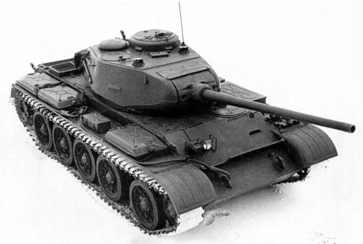T-44M – dobrze widoczny kształt wieży podobny do czołgu T-34/85. Pojazd po modernizacji z 1962 r. Zastosowano płaskie zbiorniki paliwa na prawej półce nadgąsienicowej i zdwojone reflektory na przednim pancerzu.
