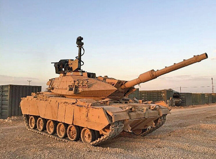 M60T1 w jednej z tureckich baz. Jak dotąd nie ma dowodów, że widoczny maszt z głowicą obserwacyjną systemu Arslan stanowi wyposażenie czołgu. Być może zamontowano go na pojeździe stojącym za „sześćdziesiątką”.