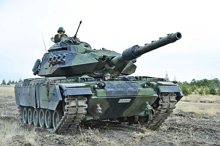 M60T w trakcie pokazu w terenie. Dobrze widoczna lufa 12,7 mm wukaemu M85 zamontowanego w oryginalnej wieżyczce dowódcy.