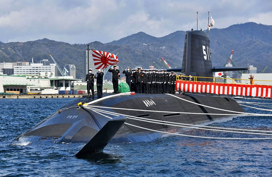 5 marca 2020 r., baza morska w Kobe. Podniesienie bandery Japońskich Morskich Sił Samoobrony na okręcie podwodnym Ōryū.