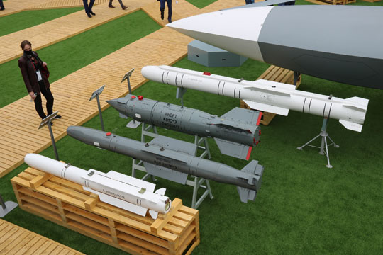 Uzbrojenie BSP Grom: od lewej, 120-kg pocisk izdielije 85, 250-kg bomba kierowana laserowo KAB-250LG, 500-kg bomba naprowadzana satelitarnie KAB-500S oraz 520-kg modułowy pocisk "powietrze-ziemia" Ch-38M. Oprócz KAB-500S, pozostałe uzbrojenie Grom może zabierać w komorze kadłubowej.