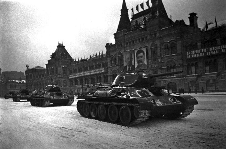 Obrona Moskwy stała się symbolem rosyjskiego oporu przeciwko najeźdźczym siłom Osi. Dla upamiętnienia bitwy, Moskwa otrzymała tytuł „Miasta Bohatera” w 1965 r. Muzeum Obrony Moskwy powstało w 1995 r.