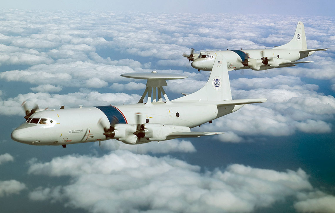 P-3AEW Dome oraz, na drugim planie, P-3A LRT Slick należące do służby celnej i ochrony granic Stanów Zjednoczonych – CBP (Customs and Border Protection).