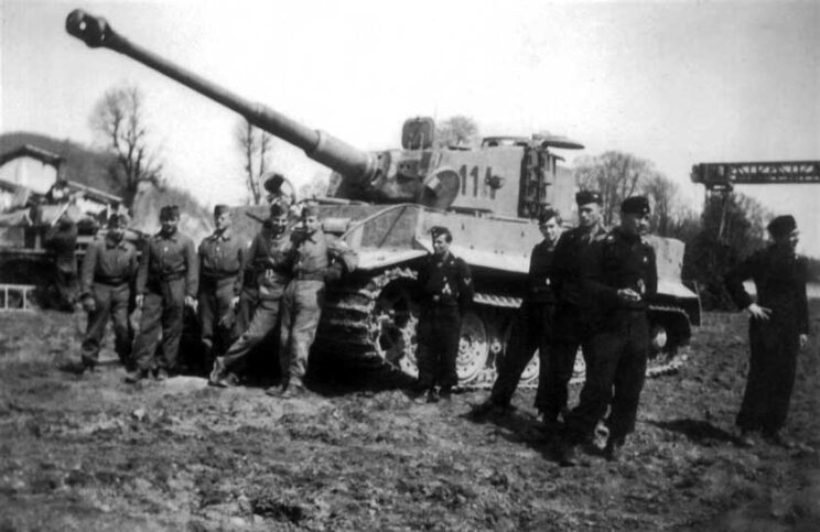 Węgierscy i niemieccy czołgiści przy czołgu PzKpfw VI Ausf. E Tygrys; Zachodnia Ukraina, lipiec 1944 r.