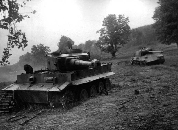 Niemieckie czołgi PzKpfw VI Tygrys i PzKpfw V Pantera, uszkodzone w rejonie Drochobycza; Zachodnia Ukraina, sierpień 1944 r.