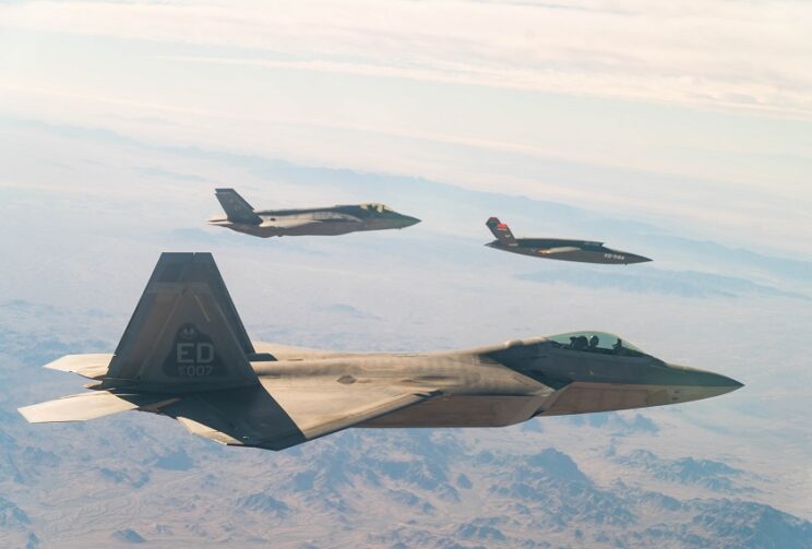 Myśliwce F-22A Raptor i F-35A Lightning II podczas lotu w formacji z bezzałogowym samolotem XQ-58A Valkyrie. Fot. USAF