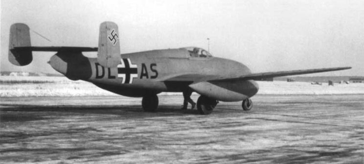 Prototyp He 280 V1, DL+AS na pasie startowym.