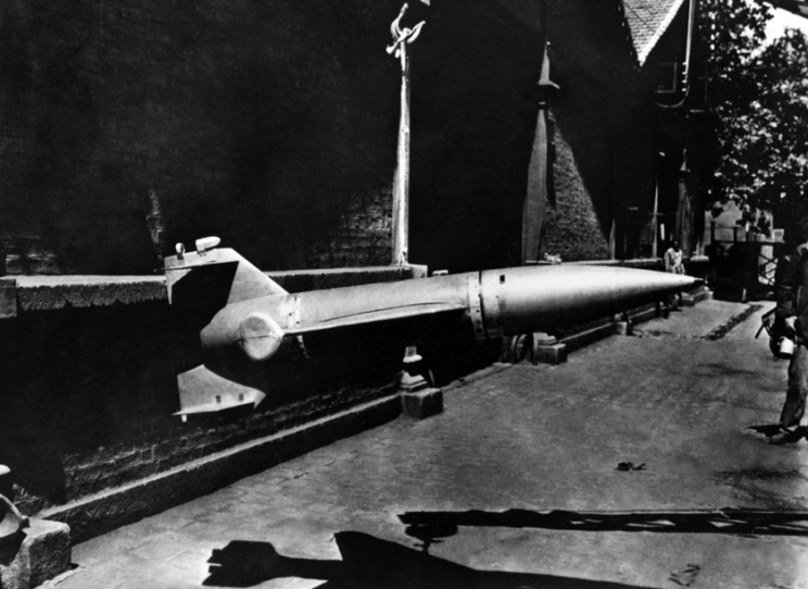 Kierowana programowo rakieta F-25 Feuerlilie chwilę po zdobyciu przez wojska amerykańskie w 1945 r. w Bad Harzburg.