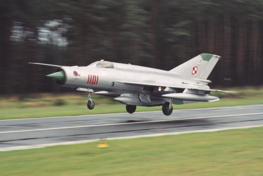 Piloci sochaczewskiego pułku cyklicznie ćwiczyli operacje lotnicze z drogowych odcinków lotniskowych. Na zdjęciu: samolot MiG-21R z zasobnikiem rozpoznawczym D ląduje na DOL Kliniska.