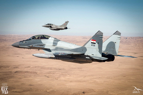 Współdziałanie w ramach ćwiczenia „Skyros 2021” (styczeń–luty 2021 r.) nad terytorium Egiptu. W locie dwa najnowocześniejsze samoloty egipskiego lotnictwa – MiG-29M i Rafale.