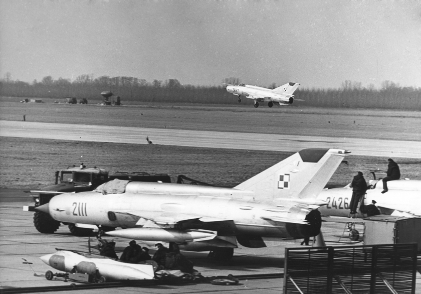 Widok ogólny na lotnisko Sochaczew; loty szkolne, 1980 r. Na pierwszym planie MiG-21R, obok samolotu zasobnik rozpoznania radioelektronicznego R.