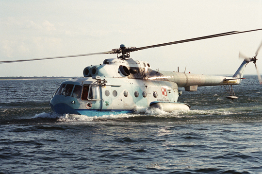 Na zdjęciu pilotowany przez kmdr. ppor. Jarosława Czerwonko śmigłowiec Mi-14PŁ „1012” podczas wodowania na Bałtyku w ramach lotów metodycznych.