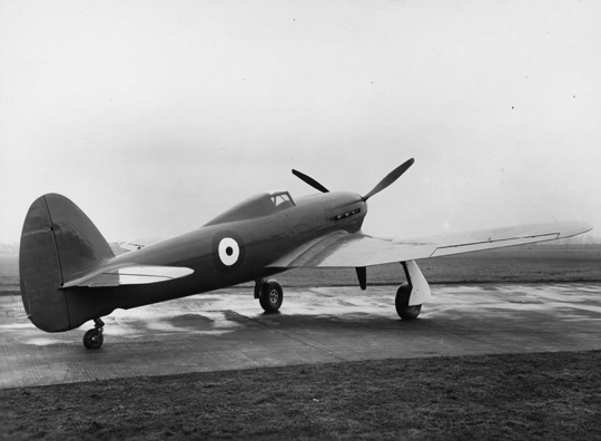 Pierwszy prototyp Typhoona (P5212) w początkowej konfiguracji. Samolot został oblatany 24 lutego 1940 r. w Langley przez fabrycznego pilota doświadczalnego Flt Lt Philipa G. Lucasa. Początkowo do napędu służył silnik Sabre I.
