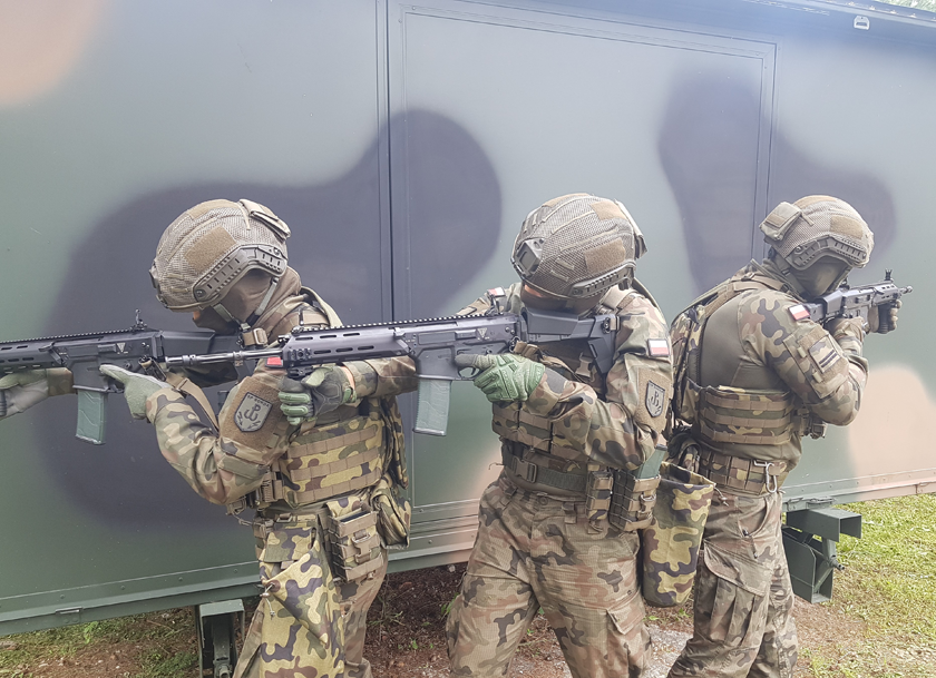 Słuchacze Szkoły Podoficerskiej Sonda Wojsk Obrony Terytorialnej podczas testów kamizelek KKZ-01. Kamizelki na zdjęciu są dokompletowane pasem biodrowym i wyposażeniem dodatkowym.