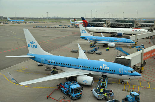 W liniach lotniczych Europy użytkowanych było 6573 samolotów komunikacyjnych, z tego 4861 aktywnych. Na zdjęciu samoloty holenderskich linii KLM w porcie lotniczym w Amsterdamie.