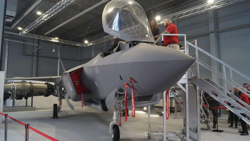 Kolejny raz w Kielcach można było zapoznać się z makietą trudnowykrywalnego samolotu wielozadaniowego Lockheed Martin F-35A. Pierwsze maszyny tego typu mają przybyć do Polski w styczniu 2026 r. Wcześniej nastąpi zapoznanie z nimi w Stanach Zjednoczonych.
