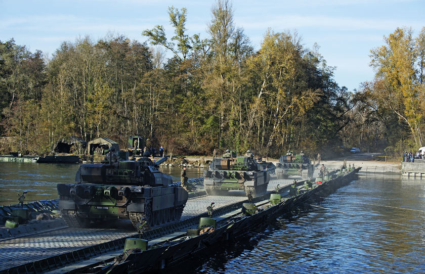 Most PFM dzięki nośności MLC90T/100W (trakcja gąsienicowa/kołowa) pozwala na przeprawę wszystkich typów czołgów podstawowych państw NATO, w tym Abramsów najnowszych wersji. Na zdjęciu przejazd kolumny czołgów Leclerc.