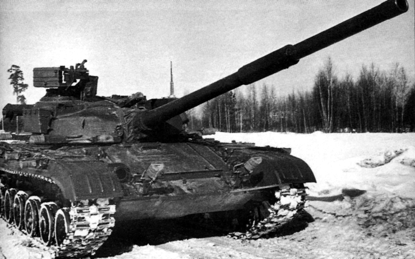 T-64A z kompleksem aktywnej samoobrony Wiejer-3 – dobrze widoczne są jego moduły w postaci ustawionych poziomo połówek walców zamocowane na przednim pancerzu. Da się je zauważyć także na burtach i w dolnej części wieży.