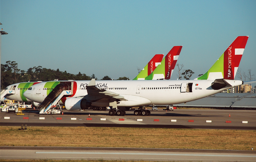 Według Boeinga w ciągu dwóch dekad liczba samolotów komunikacyjnych wzrośnie prawie dwukrotnie, z obecnych 25,9 tys. do 49,4 tys. (w 2040 r.). Na zdjęciu Airbusy A330-223 w barwach portugalskich linii TAP Air Portugal.