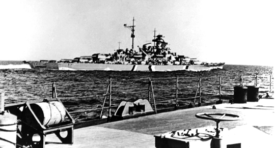 Bismarck zmierza w kierunku Cieśniny Duńskiej blisko Islandii.